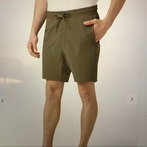 Lululemon men’s bowline 8’ short. In DARK GREY.